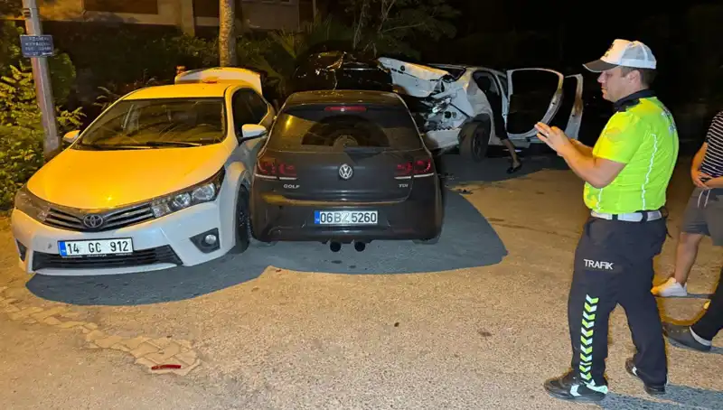 Alkollü Sürücü Sokak Ortasında Kaza Yaptı: Üç Araç Zarar Gördü