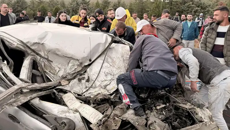 TIR ile Çarpışan Araç Kağıt Gibi Ezildi: Şok Edici Kaza Detayları