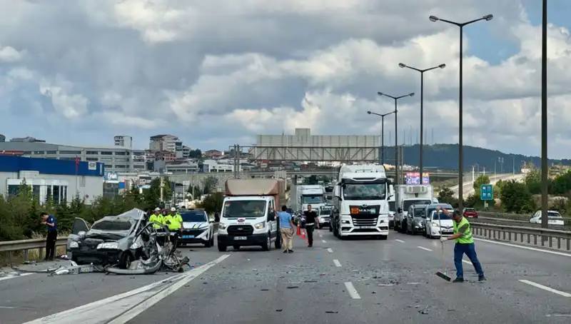 Otoyolda Trafinin Durduran Kazada Üç Kişi Sıkıştı!