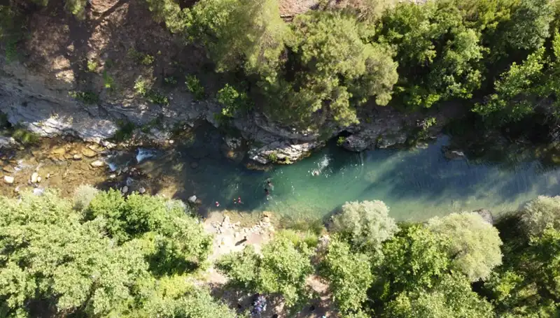 Adana'da Sıcak Havalar Yaylacıları Doğal Suyun Tadını Çıkarıyor