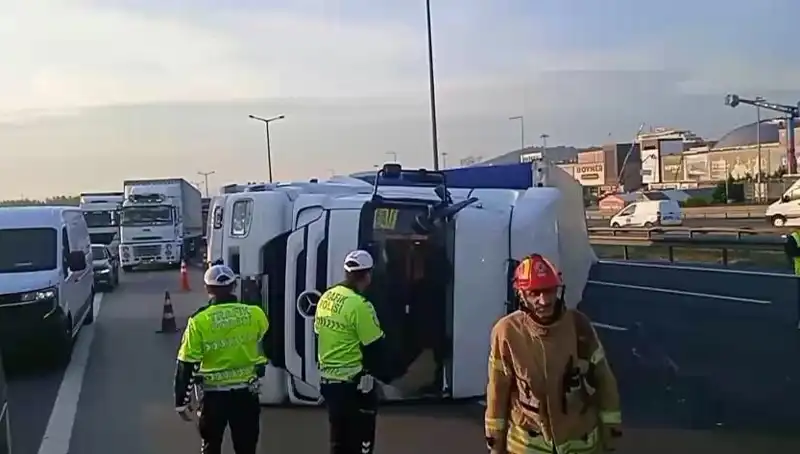 Pendik'te TEM Otoyolu'nda Devrilen TIR Trafiği Felç Etti!