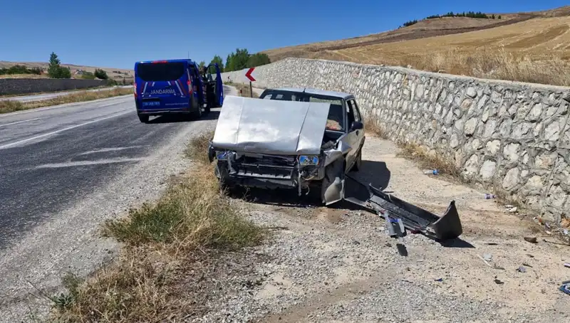 Kontrolden Çıkan Otomobil Duvara Çarptı: Şok Edici Kaza Sırları