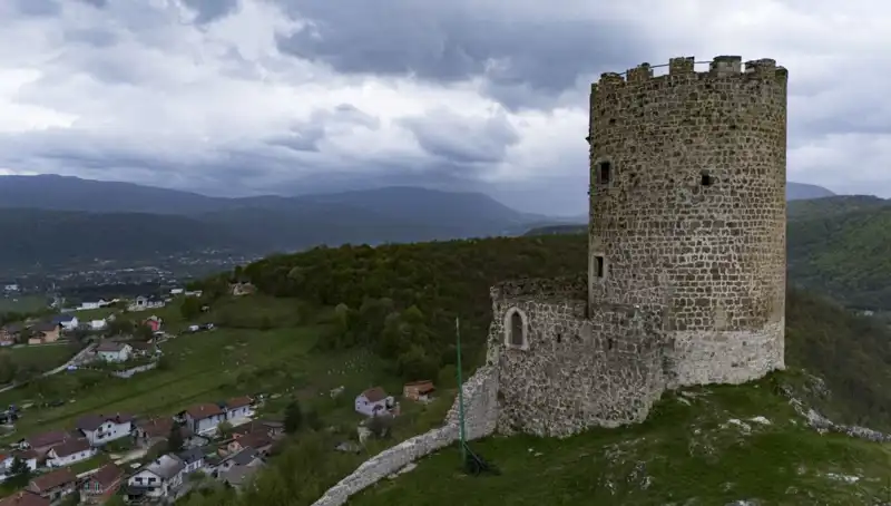 Bosna Hersek'teki Sokolac Kalesi: Zamanın Pençesinde Tarihin İzleri