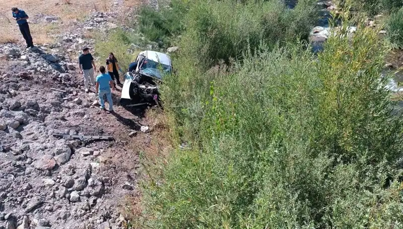 Sivas’ta Otomobil Dere Yatağına Uçtu: İki Kişinin Hayatı Kaybedildi