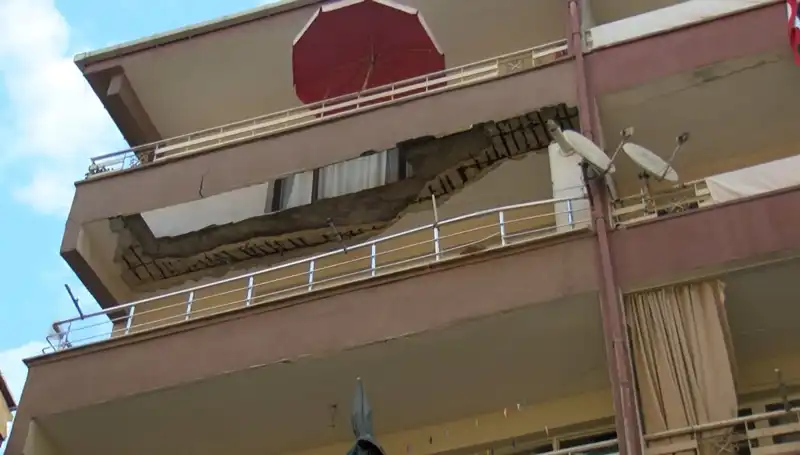 Güngören'de Beş Katlı Bina Balkonu Çöktü, Panik Dolu Anlar Yaşandı!