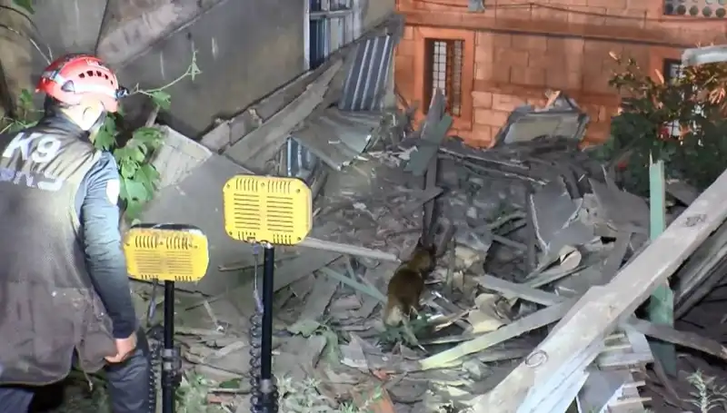 İstanbul'da Faciaya Davetiye Çıkaran Bina Çöktü: Depremin Sonuçları Korkutuyor