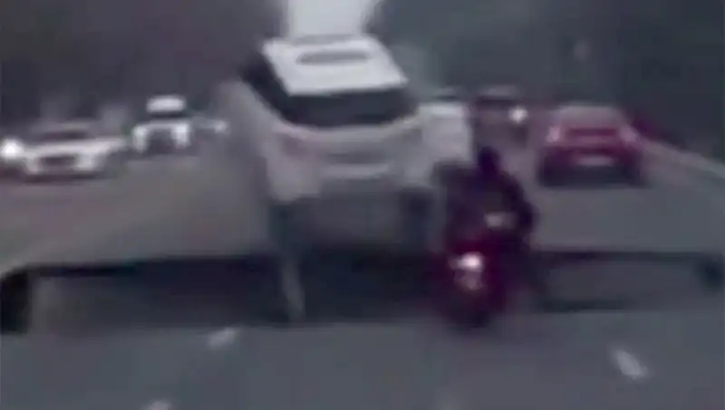 Güney Kore Otoyolunda Dev Çukur: Motosiklet Aniden Kayboldu!