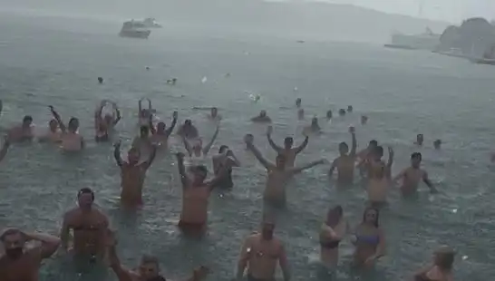 İstanbul'da Yağmur Aşıkları: Bebek'te Denize Giren Cesur Kalabalık