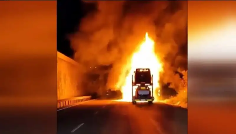 Otomobil Yüklü Tırda Çıkan Yangın, 8 Araçta Hasara Neden Oldu!