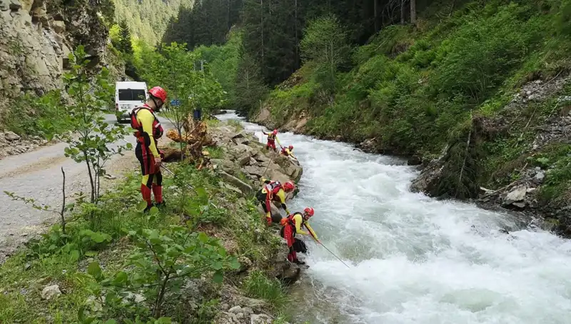 Trabzon'da Dereye Düşen Çocuğun Bulunması İçin Arama Çalışmaları Devam Ediyor
