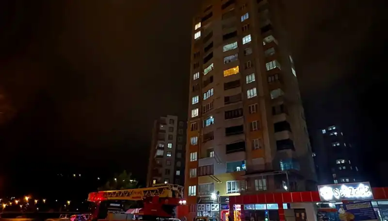 Apartmanın Çatısına Yıldırım Düşmesi Sonrası Korku Dolu Anlar!