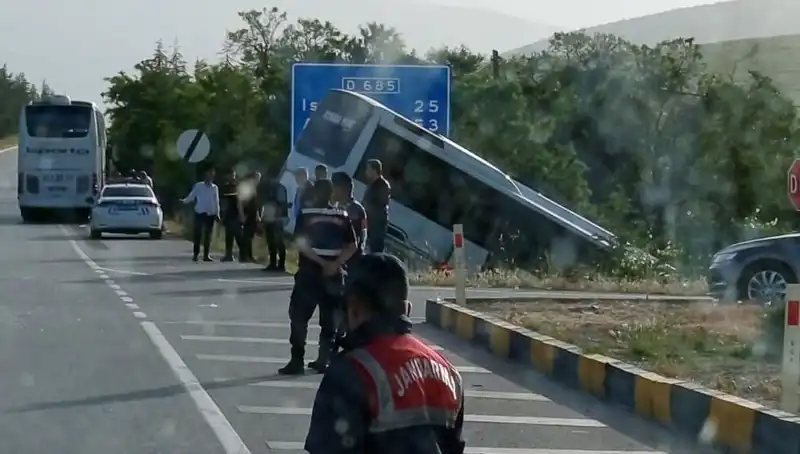 Isparta'da Büyük Kaza: Tur Otobüsü Yolcu Otobüsü ile Çarpıştı