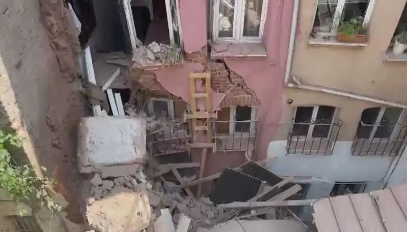 İstanbul'da 3 Katlı Binanın Balkonu Çöktü: Şok Edici Görüntüler!