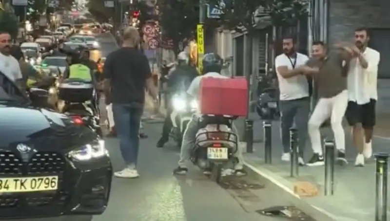 Nişantaşı'nda Yol Verme Kavgası: Kadına Sopa ile Saldırı Skandalı