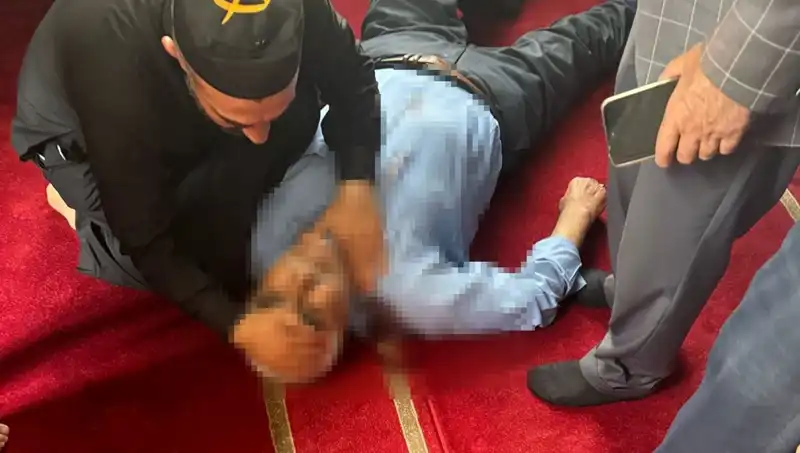 Camide Namaz Kılarken Bıçaklanan Adamın Hastane Serüveni