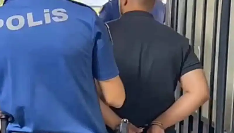 İzmir'de Polise Saldıran Şahıs Tutuklandı: Olayın Perde Arkası Nedir?
