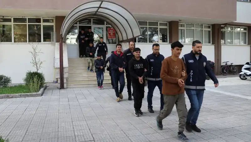 Düzensiz Göçmen Operasyonları: İki İlde 21 Yakalama Gerçekleşti