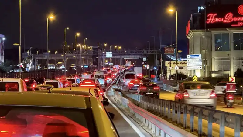Yenibosna Metrobüs Durağında Yeni Yaya Üst Geçidi Çalışmaları Başladı!