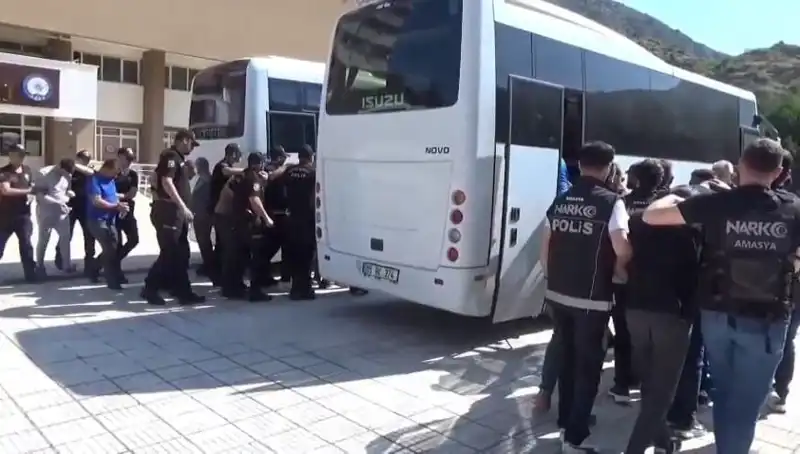 Amasya'da Uyuşturucu Operasyonu: 13 Kişi Tutuklandı, Yüzlerce Kilo Madde Ele Geçirildi