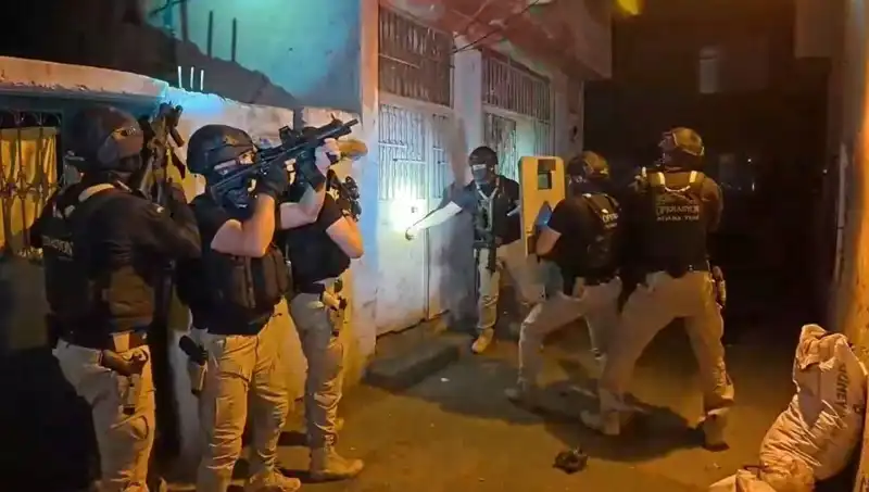 İstanbul'da DAEŞ'e yönelik büyük operasyon: 18 gözaltı ile terör çetesi çökertildi!