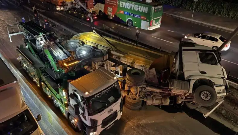 Moloz Yüklü Hafriyat Kamyonu Devrildi: Şok Edici Görüntüler ve Sebepler