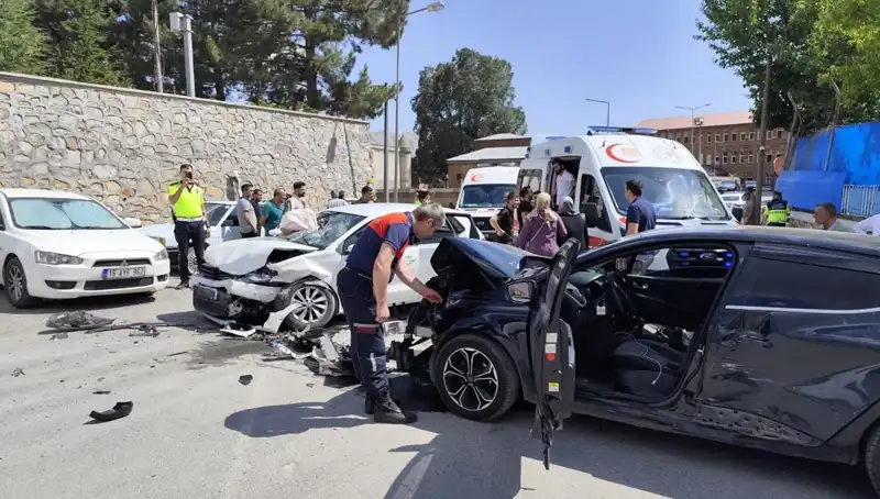 Bitlis'te Feci Kaza: Otomobiller Çarpıştı, 10 Kişi Yaralandı