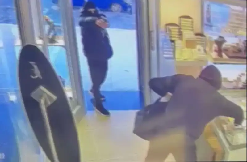 Ümraniye’de Maske Takıp Silahlı Soygun Girişimi: Kentte Panik Havası Esti