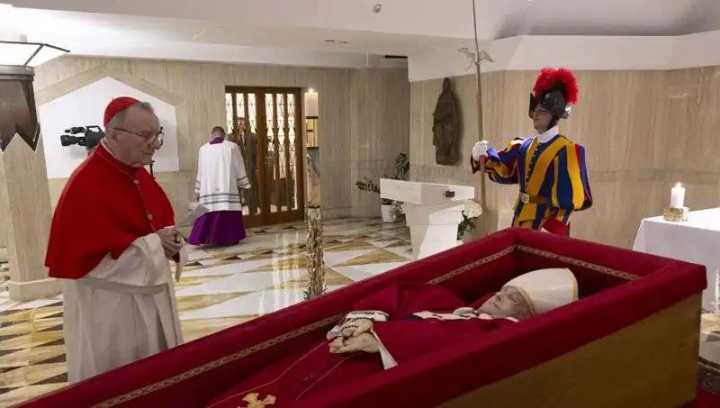 Papa'nın Tabuttaki Fotoğrafları: Duygusal Anların Paylaşıldığı O Anlar