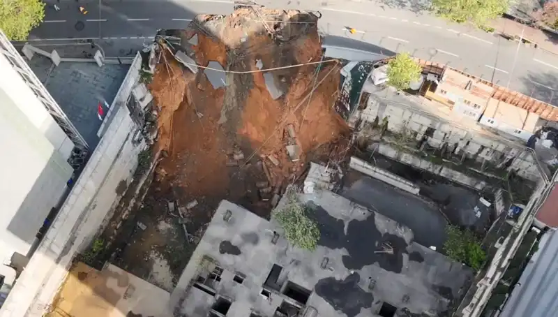 Sarıyer'de Şok Eden Olay: Cadde Çöktü, Araçlar Yolda Kaldı