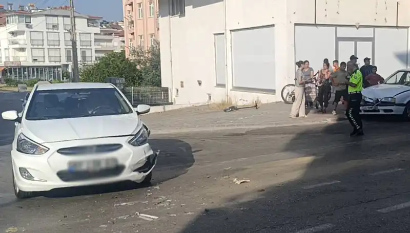 Antalya'da Tüyler Ürperten Trafik Kazası: İki Otomobil Çarpıştı