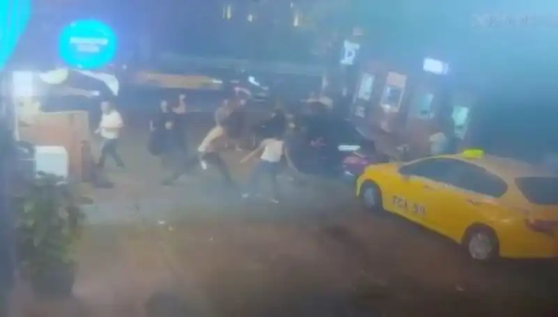 Beyoğlu'nda Laf Atma Kavgası: Kanlı Sahneler Gösterdi