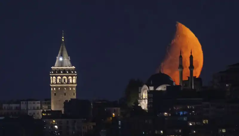 İstanbul'da Yarım Ay: Gizemli Duruşu ile Kalpleri Fethetti
