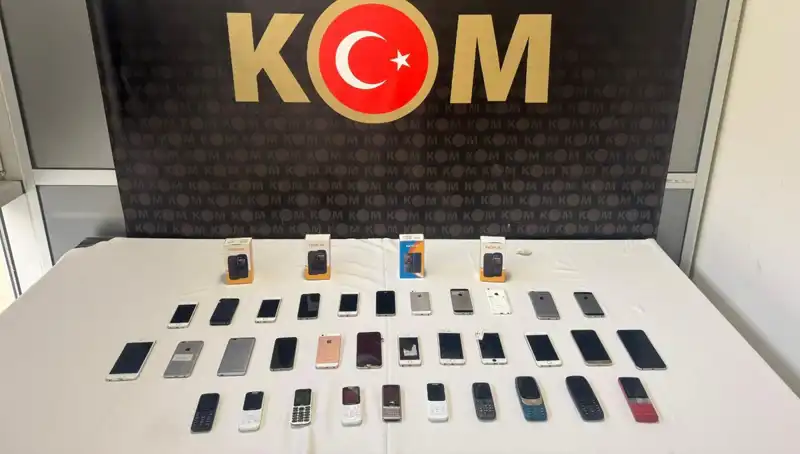Gümrük Kaçağı Cep Telefonlarına Baskın: 37 Cihaz Ele Geçirildi