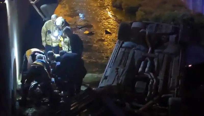 Sürücü Kaza Yerinden Kaçtı, İtfaiye Yaralıyı Zorla Kurtardı!