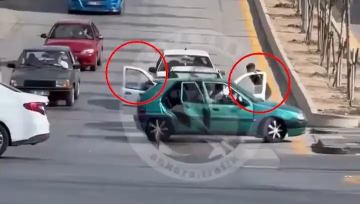 Trafikte Bıçak ve Kılıçlarla Gerçekleşen Saldırıda Yakalananlar Şaşırttı!