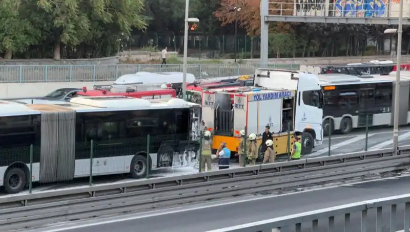 İstanbul Metrobüsü Alev Alev: Şehirde Trafik Felç Oldu