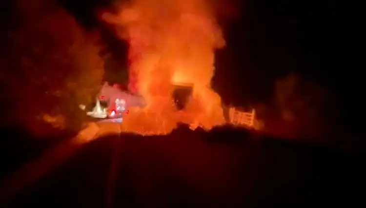 Seyir Halindeki Kamyonetin Alev Alev Yanma Anı Kameralara Yansıdı