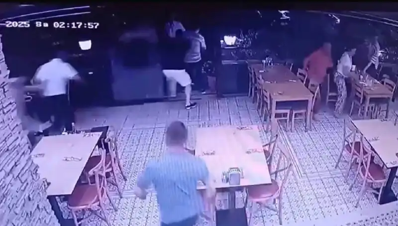 Deprem Anı Güvenlik Kamerasına Yansıdı: O Anları İzleyin