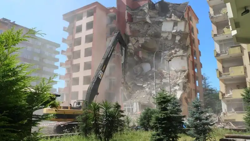 Deprem Değil, Dalgalar: İki Bina Yıkım Sürecinde Neler Oluyor?
