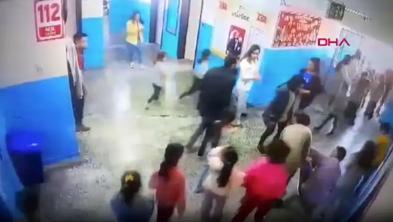 Okulda Bayılan Öğrenciye Müdür Yardımcısı Can Sıkan Müdahale
