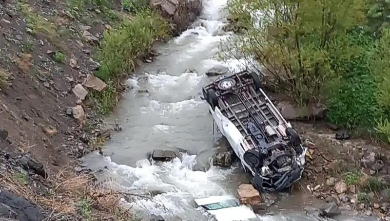 Hakkari'de Feci Kaza: İşçileri Taşıyan Minibüs Devrildi, 2 Can Gitti
