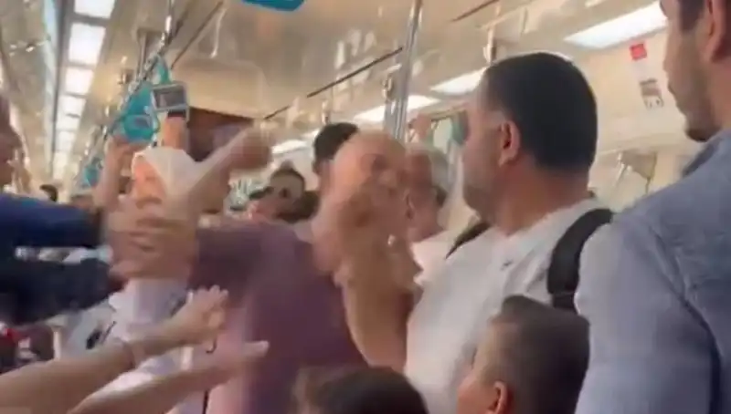 Marmaray'da Neler Oluyor? Yumruklu Kavga İstasyonları Salladı!
