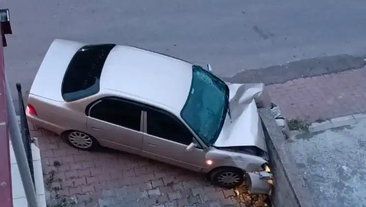 Kontrol Kaybı: Araç Duvara Çarptı, Neyin Peşindeydiler?