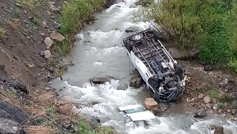 Hakkari'de Minibüs Devrildi: Can Pazarı ve Tüyler Ürperten Ayrıntılar