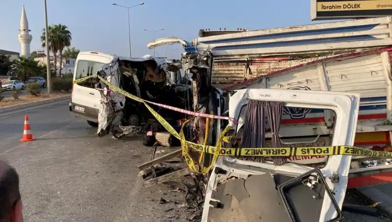 Mersin'de Tatil Yolunda Feci Kaza: Yaz Neşesi Kanla Bitmiş Olabilir
