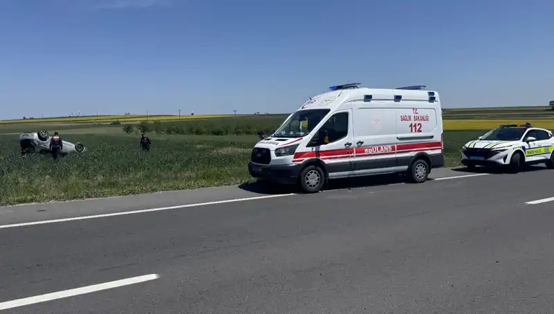 Edirne'de Feci Kaza: Devrilen Otomobil, Sürücü ve Eşini Yaraladı