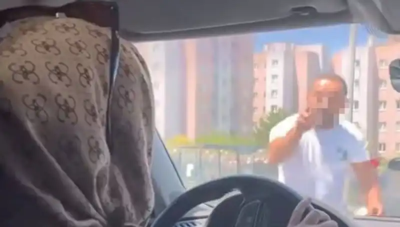 Trafikte Dehşet Anları: Camı Yumruklayarak Önünü Kesti!