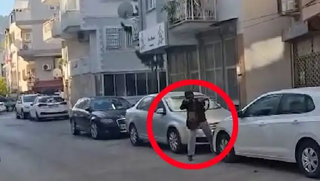 İzmir'deki Saldırganla Çatışma Anları: Güvenlik Kamerası Görüntüleri Ortaya Çıktı