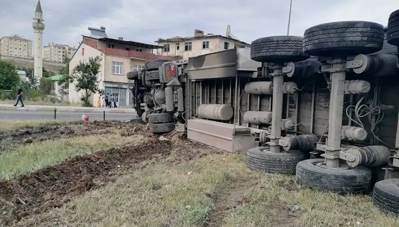 Erzurum'da Freni Boşalan TIR Dehşet Saçtı: O Anlar Kamerada