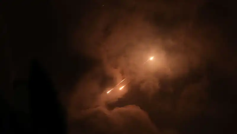 İran'ın Gece Saldırıları: Füzelerin Gizemli Zamanlaması Ne Anlama Geliyor?